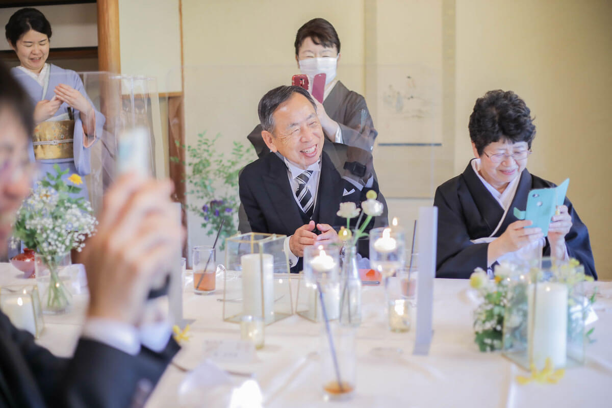 <アットホームウエディング>落ち着いた空間で家族からの祝福の10枚目写真