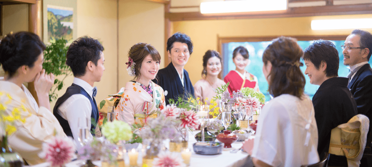 花嫁が家族に囲まれた写真